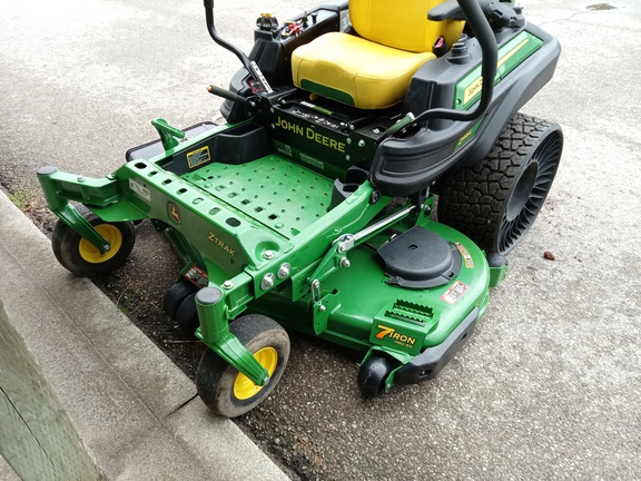 John Deere Z915E Mower/Zero Turn