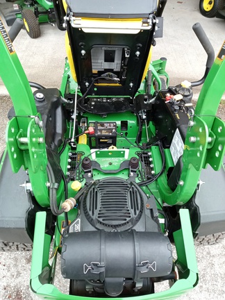 John Deere Z915E Mower/Zero Turn