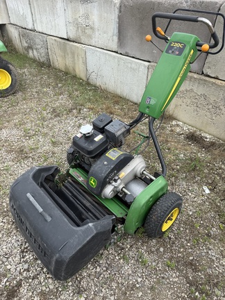 2010 John Deere 220C Mower/Golf Greens