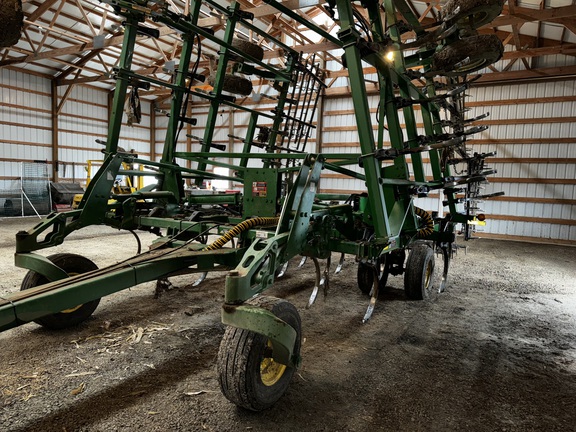 2009 John Deere 2210 Field Cultivator