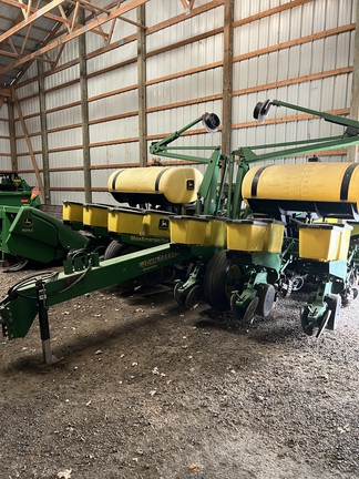 1996 John Deere 1760 Planter