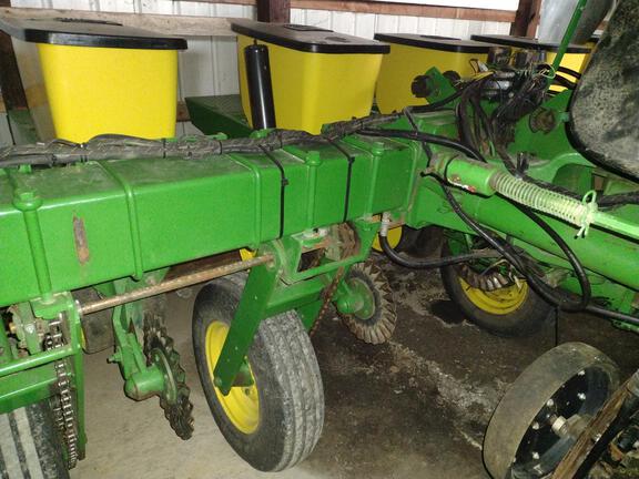 1987 John Deere 7000 Planter