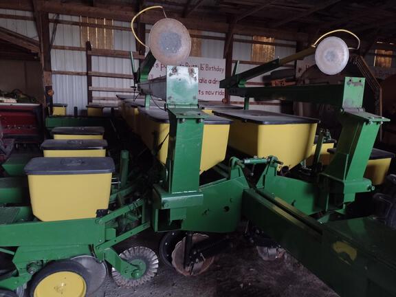 1987 John Deere 7000 Planter