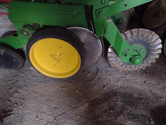 1987 John Deere 7000 Planter