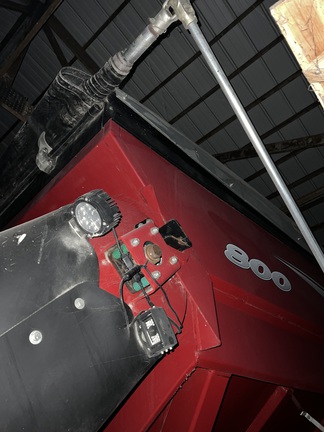 2006 Demco 800 Grain Cart