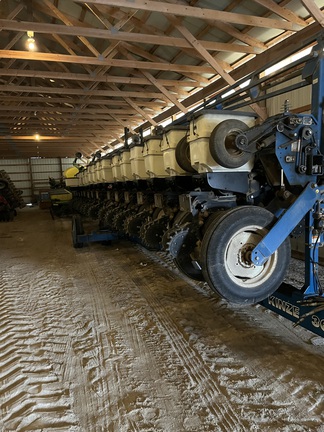 2000 Kinze 3600 Planter
