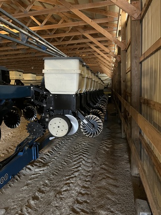2000 Kinze 3600 Planter