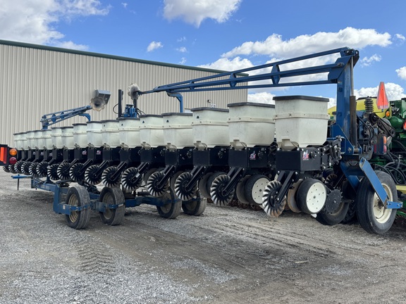 2000 Kinze 3600 Planter