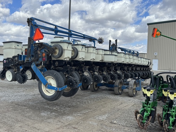 2000 Kinze 3600 Planter