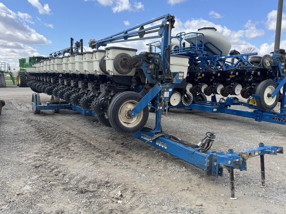 2000 Kinze 3600 Planter