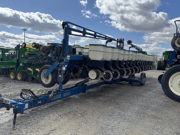 2000 Kinze 3600 Planter