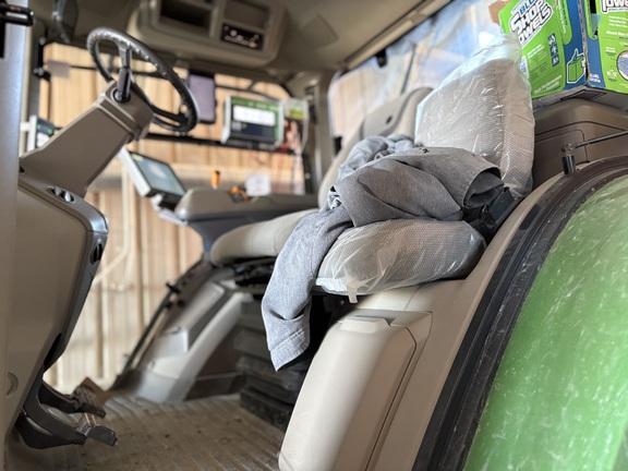 2023 John Deere 7R 270 Tractor