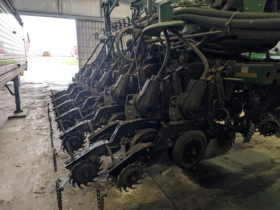 2009 Great Plains YP1225-24TR Planter