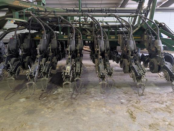 2009 Great Plains YP1225-24TR Planter