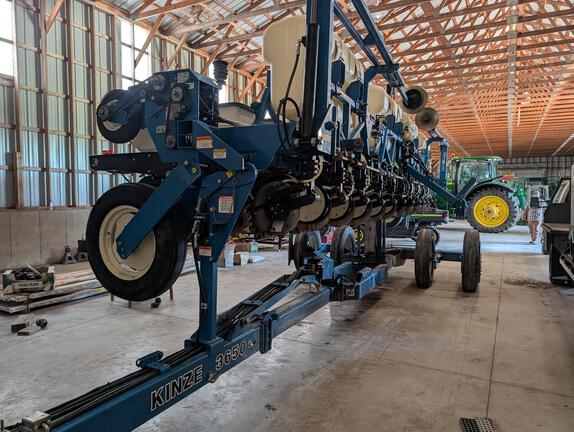 2008 Kinze 3650 Planter