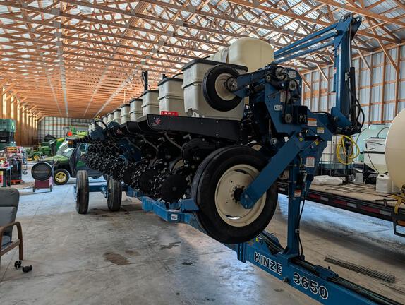 2008 Kinze 3650 Planter