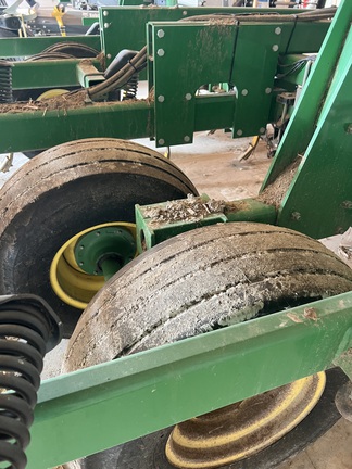 2014 John Deere 2210 Field Cultivator