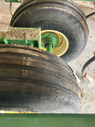 2014 John Deere 2210 Field Cultivator