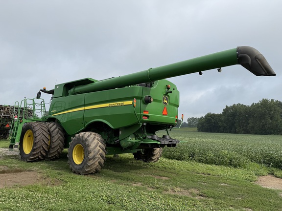 2012 John Deere S670 Combine