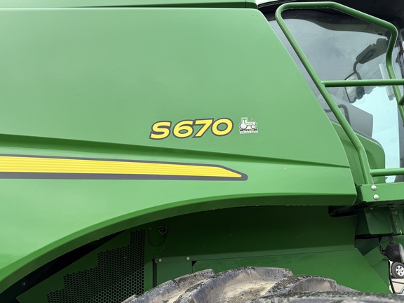 2012 John Deere S670 Combine