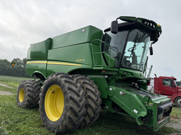2012 John Deere S670 Combine