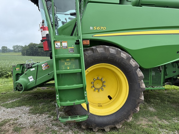 2012 John Deere S670 Combine