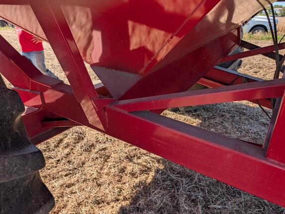 2011 Unverferth 6225 Grain Cart
