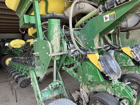 2014 John Deere 1770NT CCS Planter