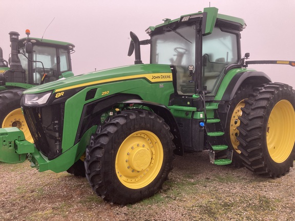 2022 John Deere 8R 250 Tractor