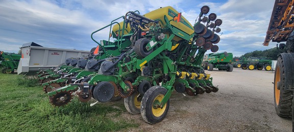 2003 John Deere 1790 Planter