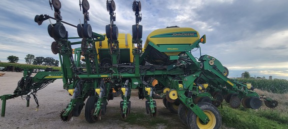 2003 John Deere 1790 Planter