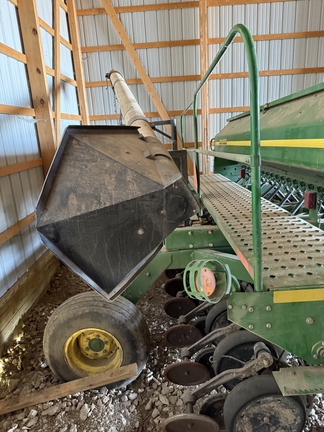 2000 John Deere 1560 Drill