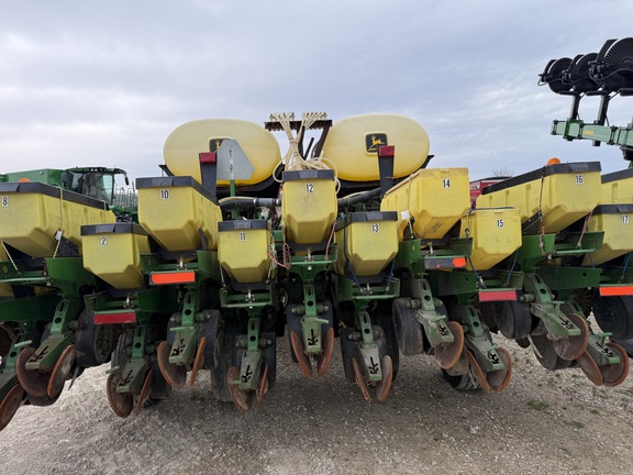 2001 John Deere 1780 Planter
