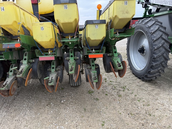 2001 John Deere 1780 Planter