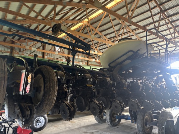 2021 Kinze 3665 Planter