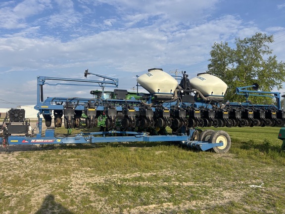 2021 Kinze 3665 Planter