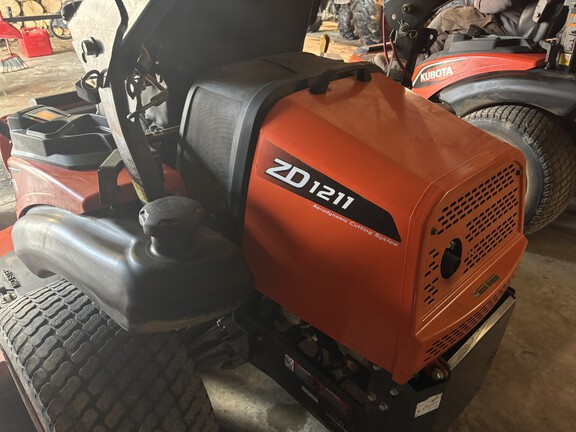 2019 Kubota ZD1211 Mower/Zero Turn