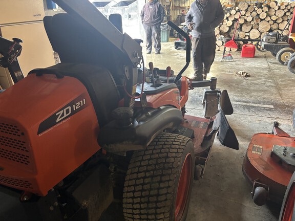 2019 Kubota ZD1211 Mower/Zero Turn