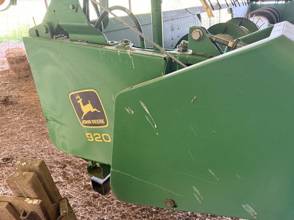1999 John Deere 920 Header Combine