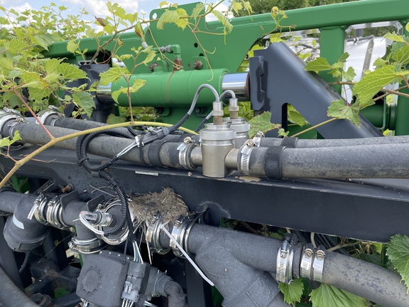 John Deere 1200 Gallon Liquid Unit Sprayer/3pt