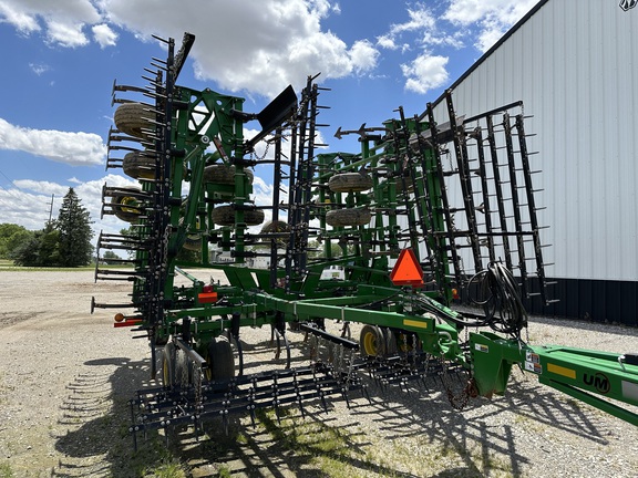 2015 John Deere 2210 50’ 6” Field Cultivator