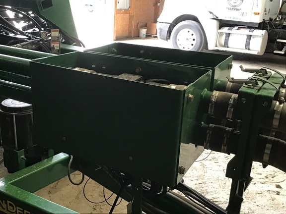 2004 John Deere 1910 Air Seeder