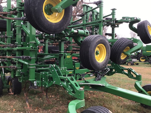 2018 John Deere 2230 Field Cultivator