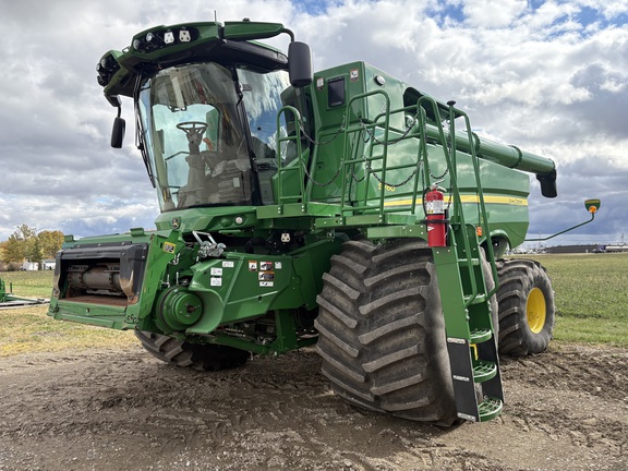 2022 John Deere S760 Combine