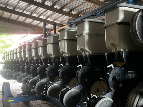 2001 Kinze 3600 Planter