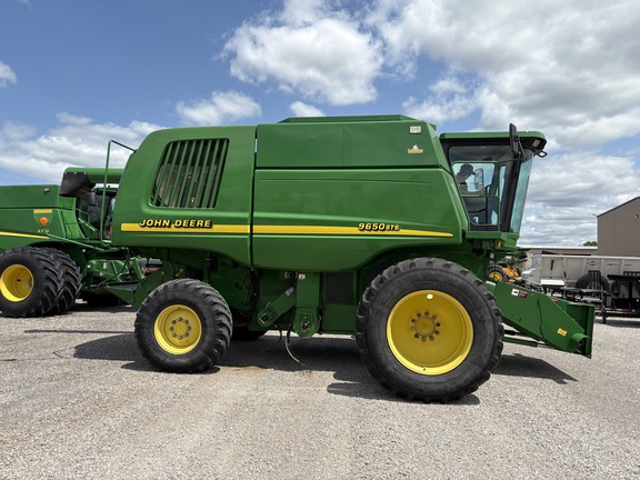 2001 John Deere 9650 STS Combine