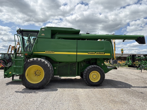 2001 John Deere 9650 STS Combine