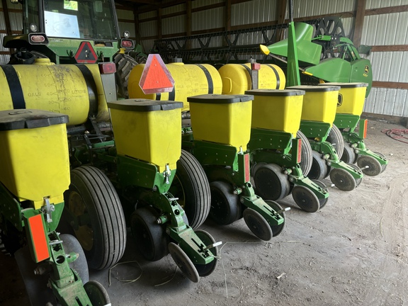 2016 John Deere 1755 Planter