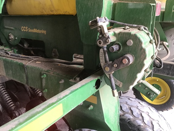 2004 John Deere 1890 Air Seeder