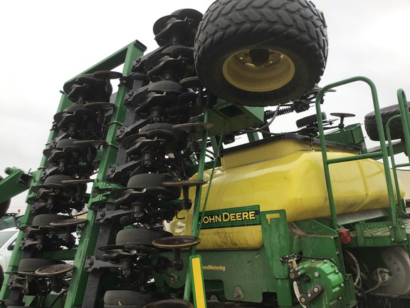 2004 John Deere 1890 Air Seeder